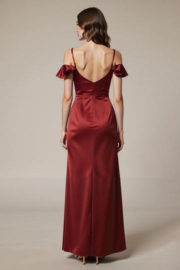 Robe longue formelle en satin rouge à épaules dénudées